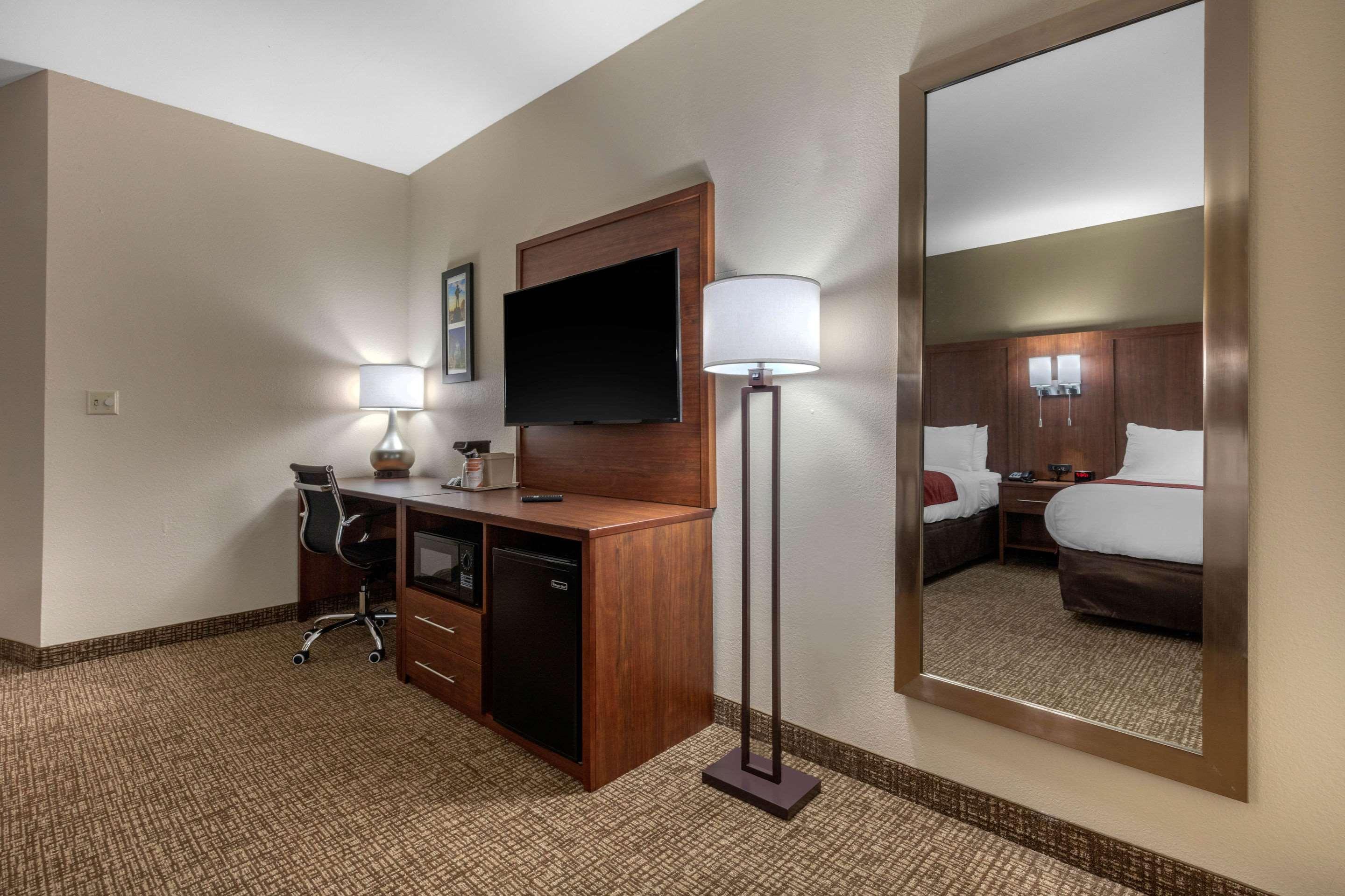 Hotel Comfort & East Carmichael Rd