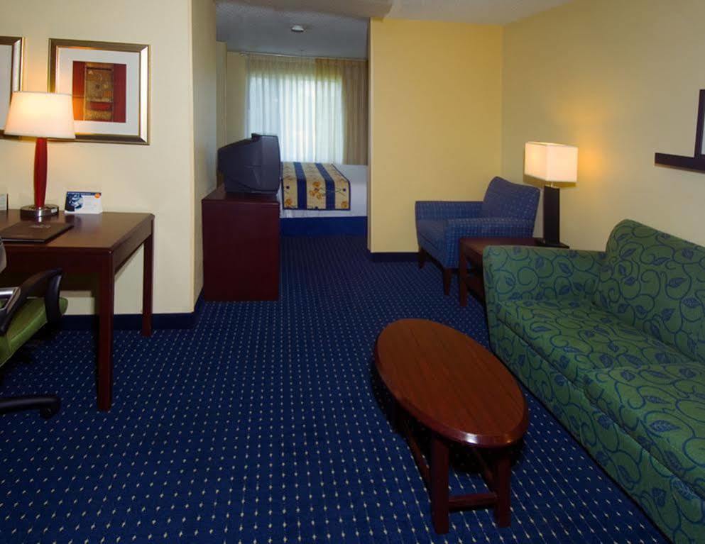 Hotel Comfort & East Carmichael Rd 2*