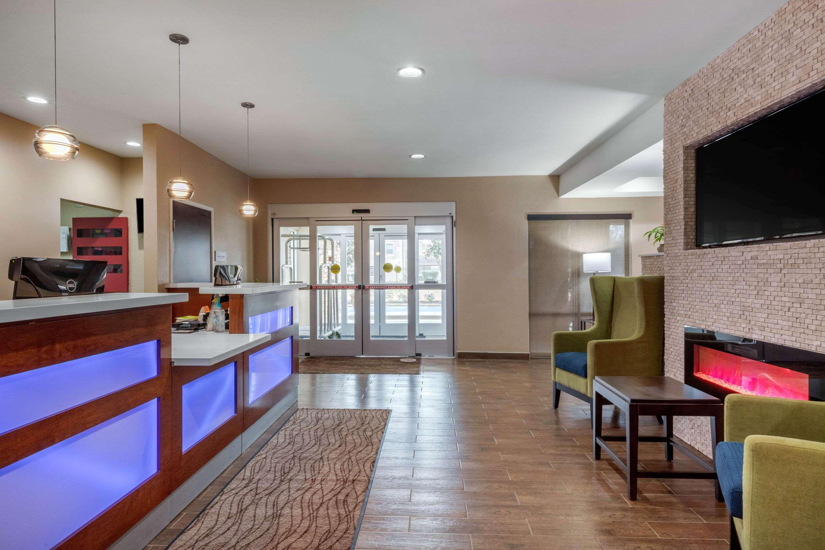 Hotel Comfort & East Carmichael Rd