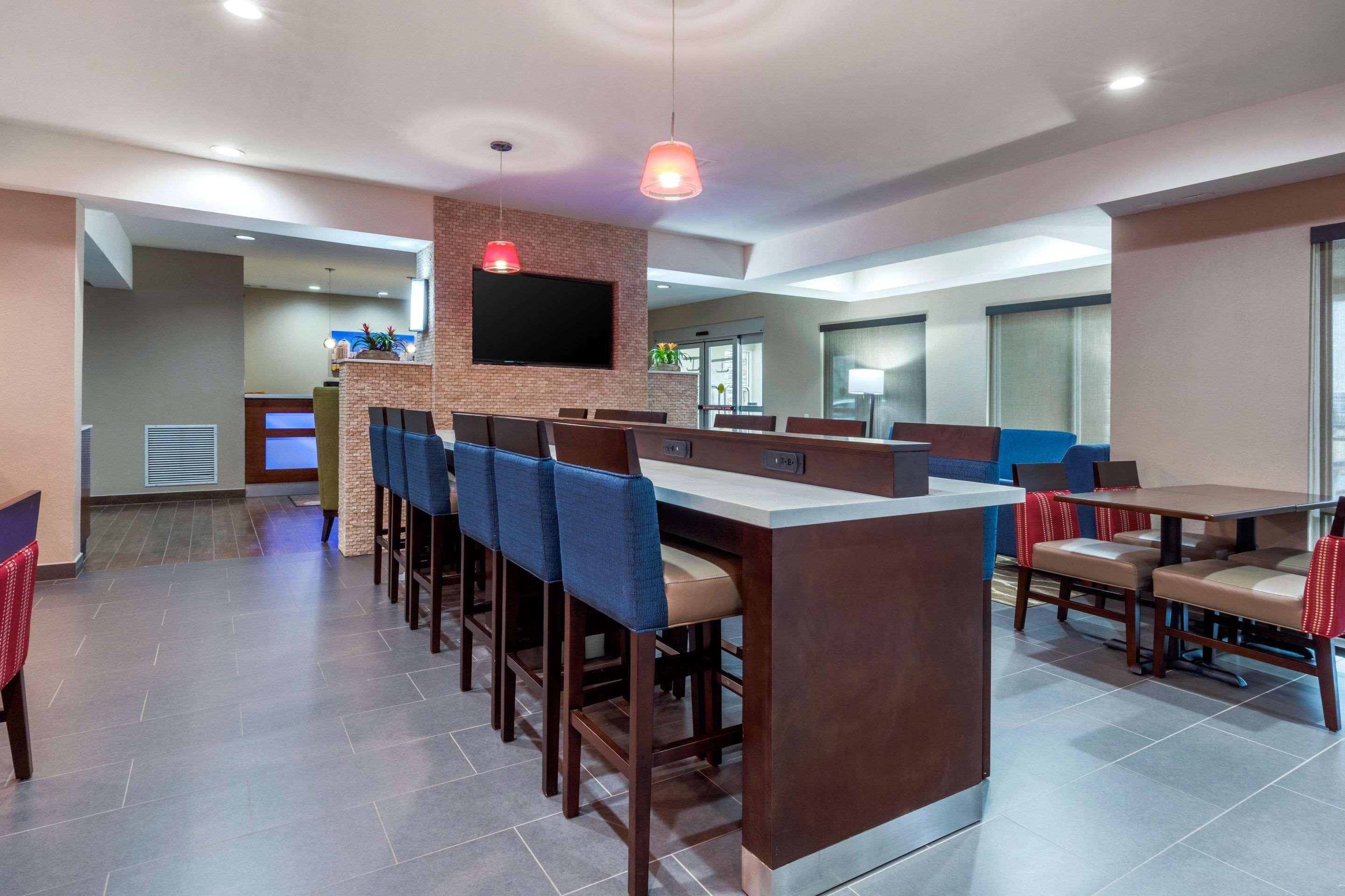 Hotel Comfort & East Carmichael Rd